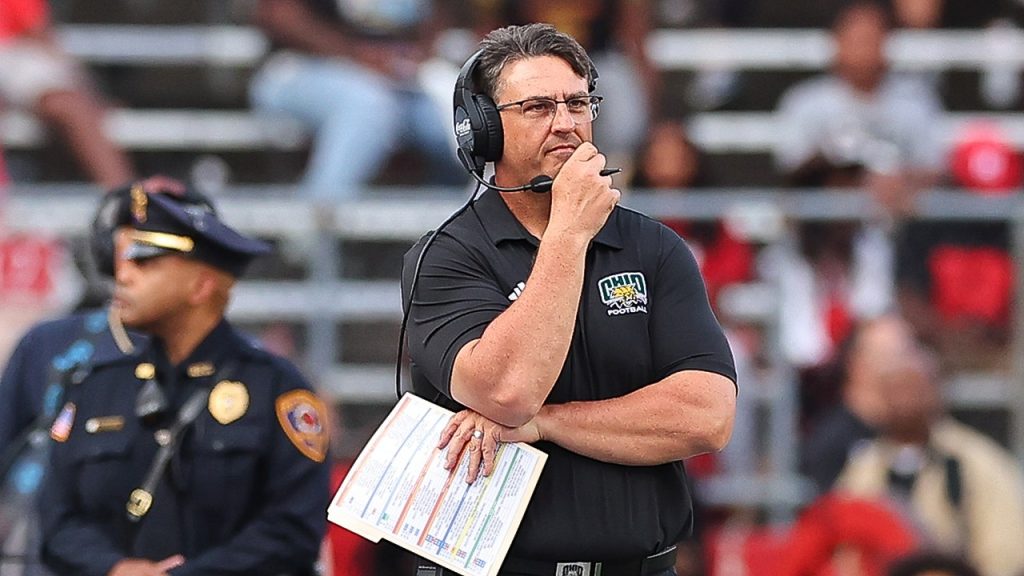 Bobcats ex-head coach Brian Smith had affair with student: report